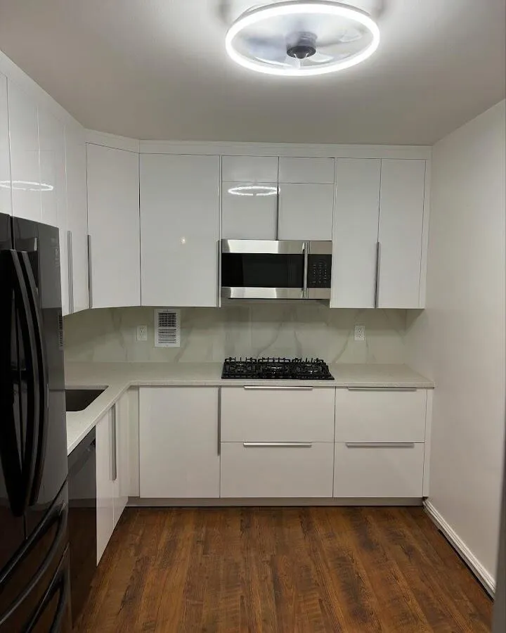 Renovated kitchen with quartz countertops in Ottawa